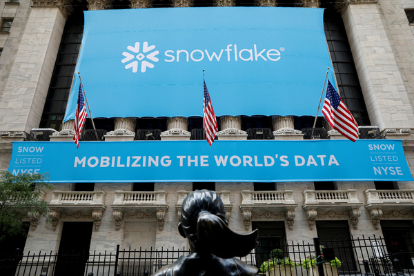 Snowflake expects strong Q2 as AI push boosts demand for cloud services