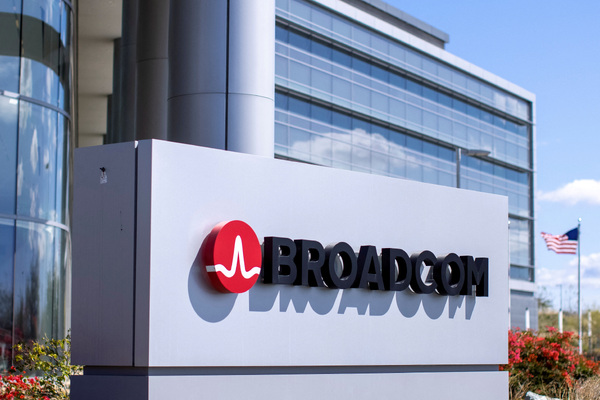 Broadcom boosts revenue forecast from AI chips, unveils stock split