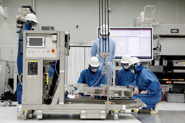 Exclusive-Samsung delays taking deliveries of ASML chip gear for its new US factory, sources say