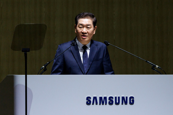 Samsung CEO says company will pursue deals as it struggles for growth