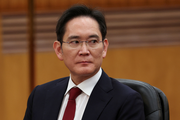 Samsung Electronics chief heads to Washington after $16.5 billion Tesla chip deal