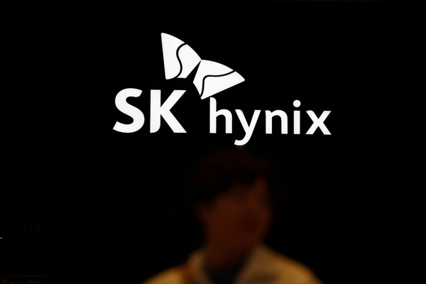 Shares in Samsung, SK Hynix drop after US makes it harder to produce chips in China