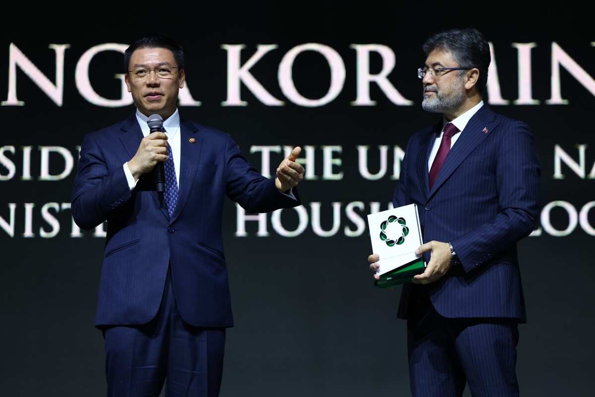 Minister Nga of Malaysia receiving the Special Citation Award from Minister İbrahim Yumaklı of Turkiye