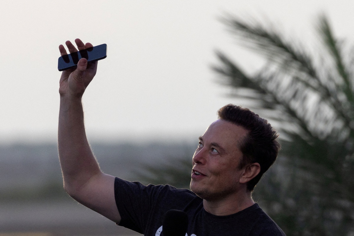 Musk denies WSJ report that SpaceX showed AI handset prototype before IPO